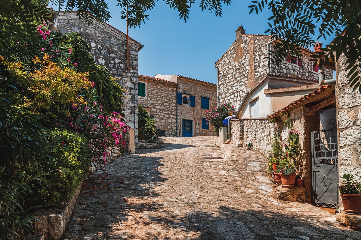 Il borgo delle 100 isole a un'ora da Trieste: una meta di mare dove ancora oggi si parla italiano