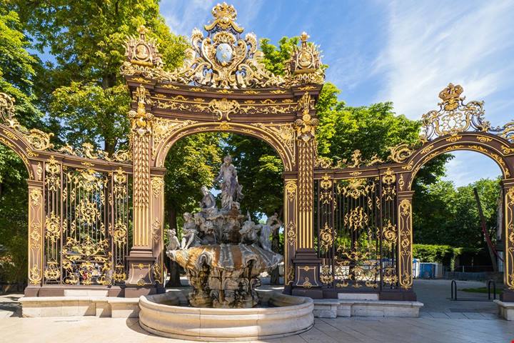 Questa città europea ha una piazza che sembra un salotto barocco sospeso tra palazzi e caffè