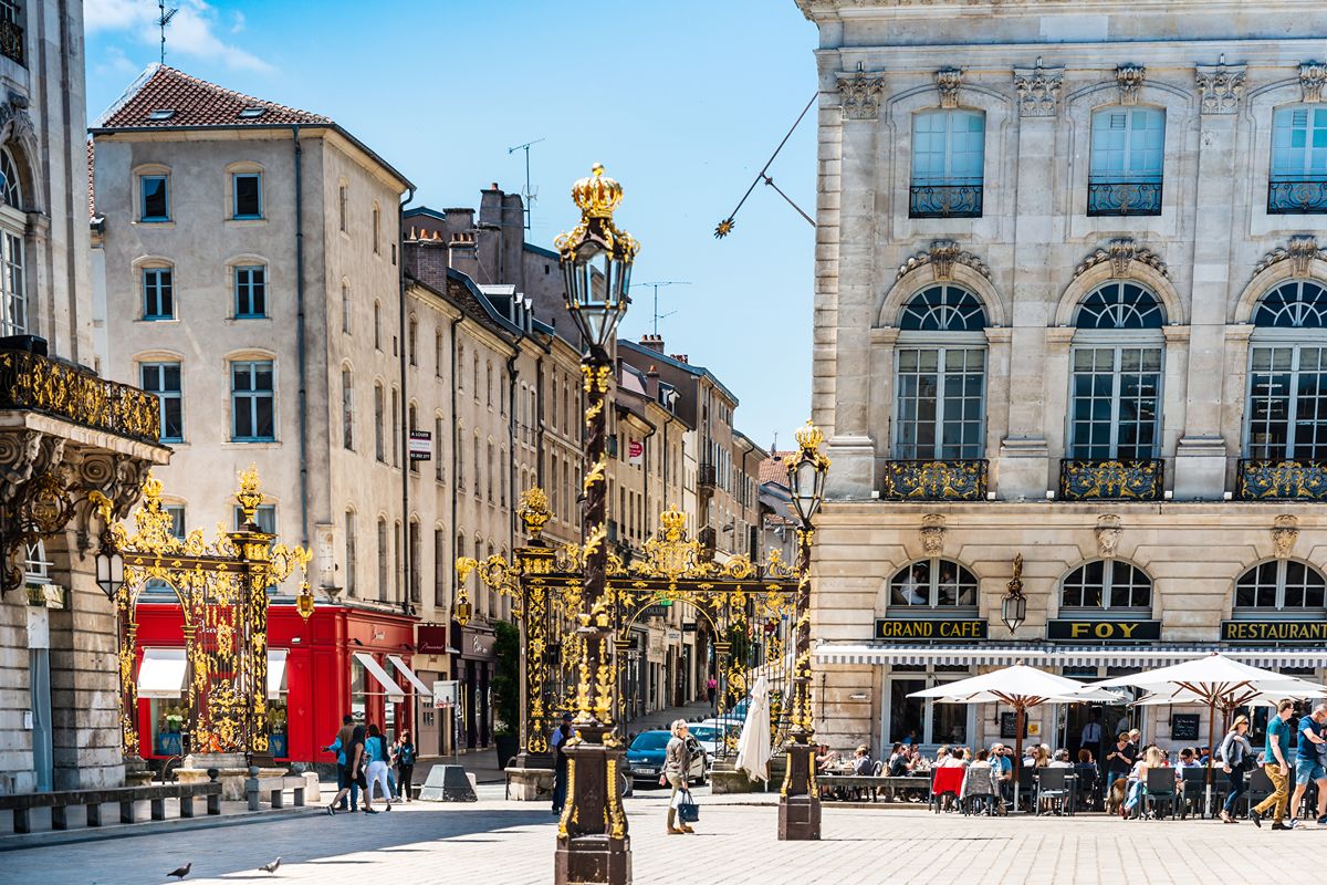 Questa città europea ha una piazza che sembra un salotto barocco sospeso tra palazzi e caffè