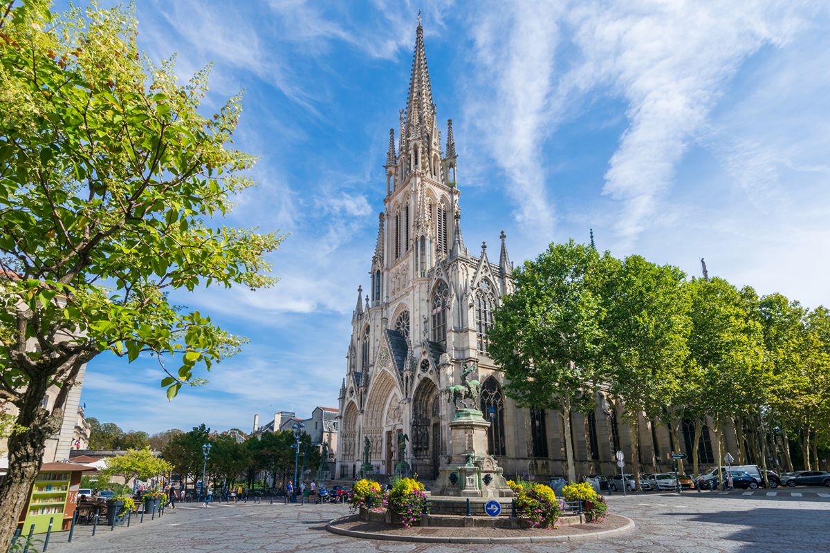 Questa città europea ha una piazza che sembra un salotto barocco sospeso tra palazzi e caffè