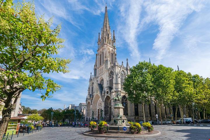 Questa città europea ha una piazza che sembra un salotto barocco sospeso tra palazzi e caffè