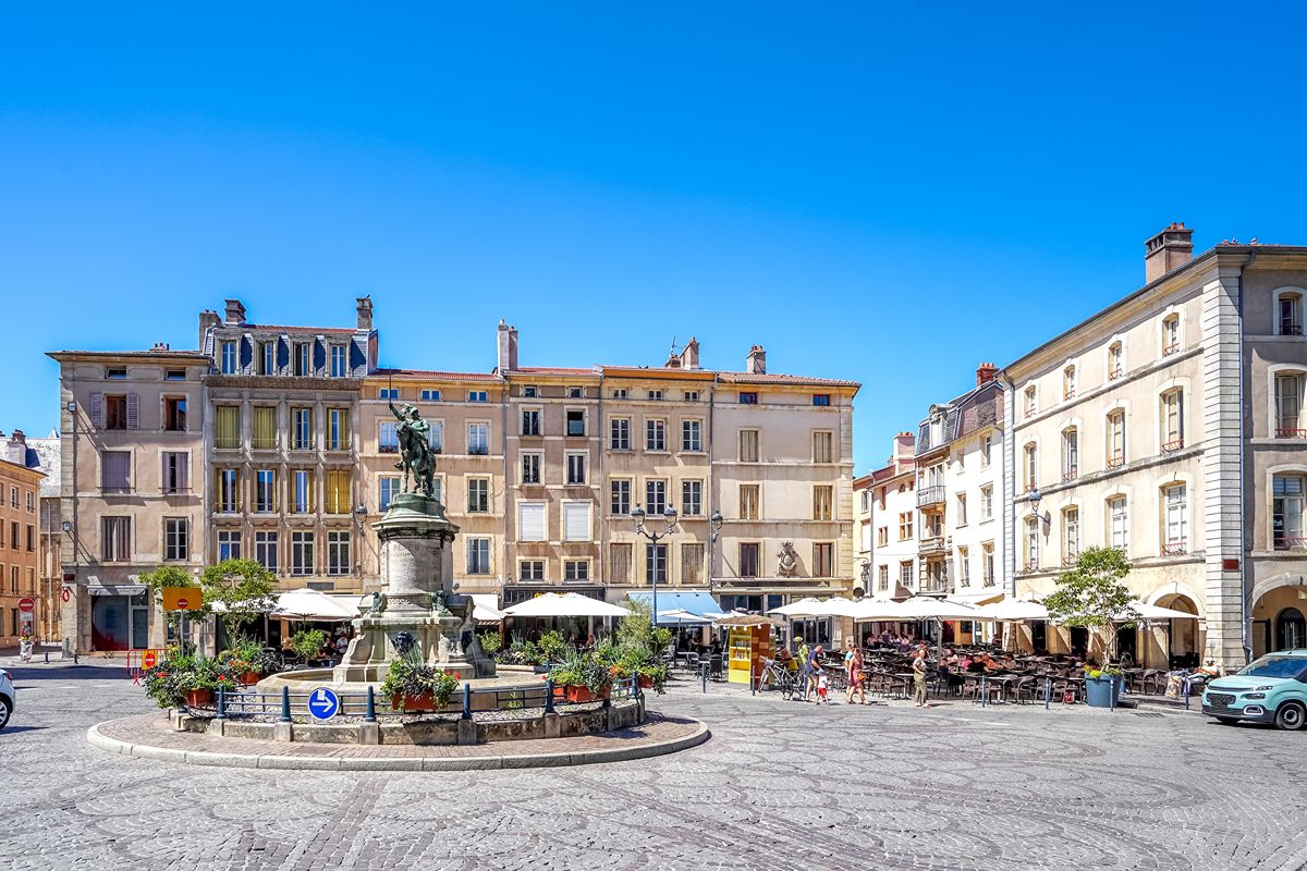 Questa città europea ha una piazza che sembra un salotto barocco sospeso tra palazzi e caffè