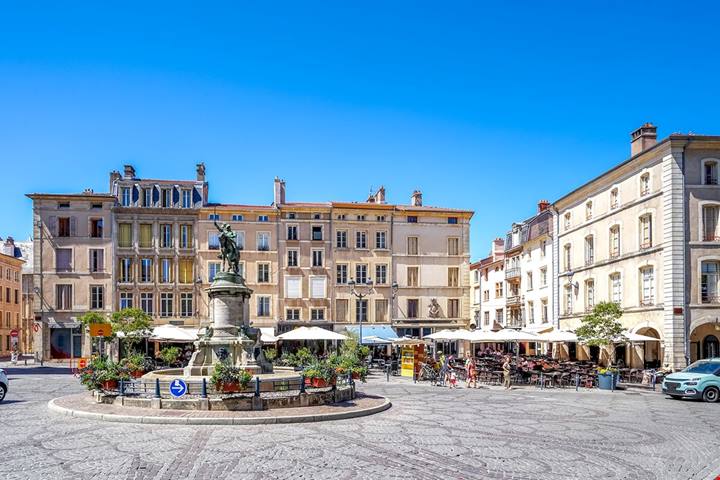 Questa città europea ha una piazza che sembra un salotto barocco sospeso tra palazzi e caffè