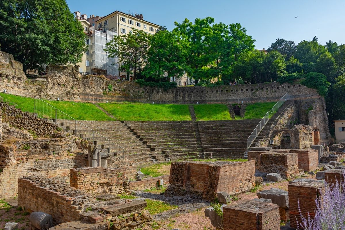 La città italiana con un teatro romano vista mare: qui l’antico incontra l’Adriatico