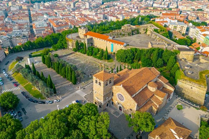 La città italiana con un teatro romano vista mare: qui l’antico incontra l’Adriatico