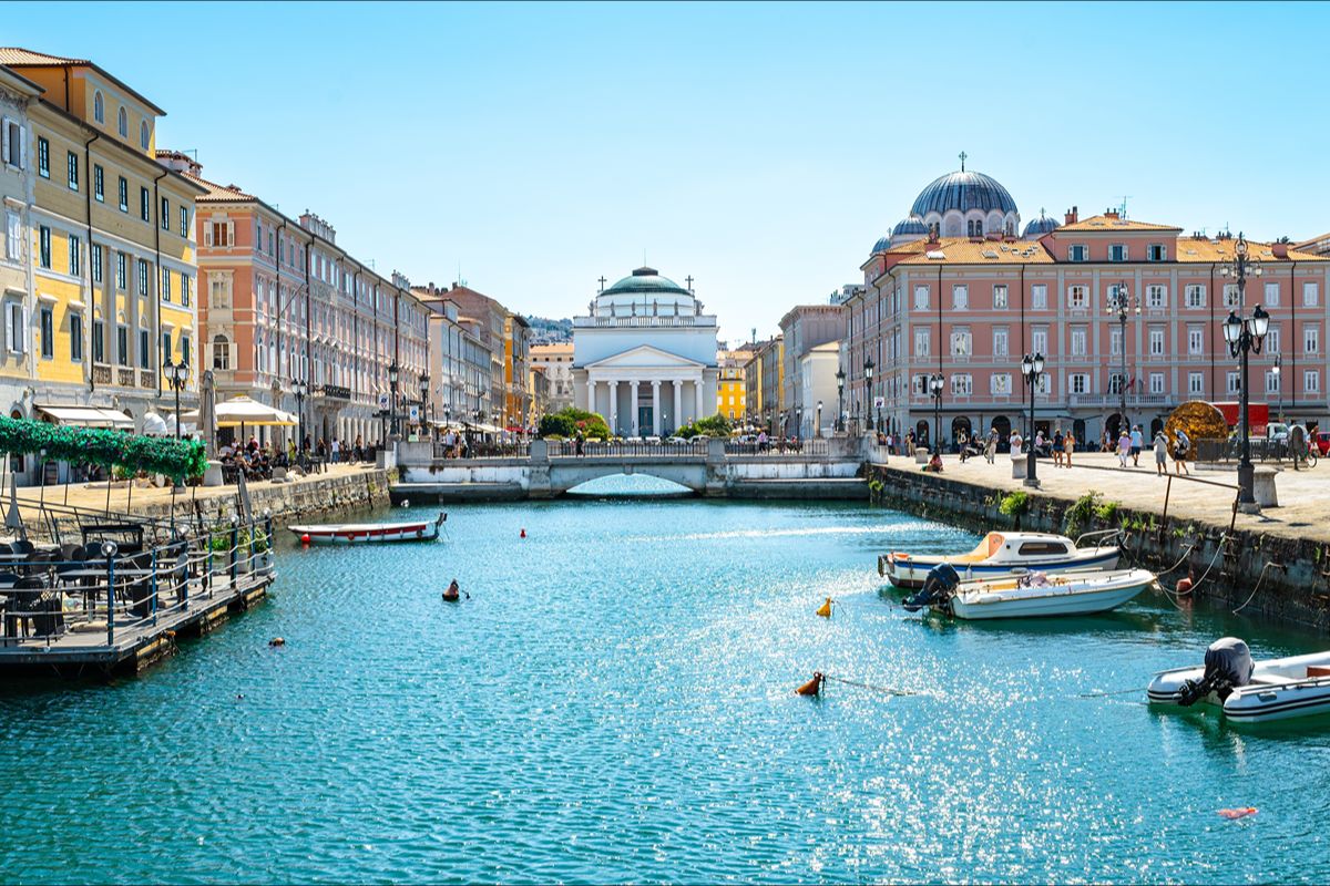 La città italiana con un teatro romano vista mare: qui l’antico incontra l’Adriatico