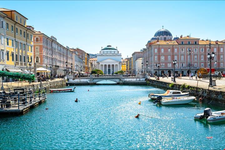 La città italiana con un teatro romano vista mare: qui l’antico incontra l’Adriatico