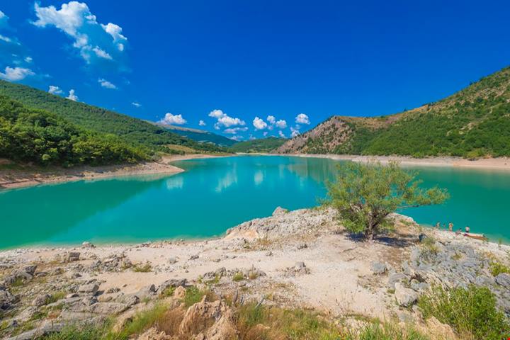 Lo hanno creato nel Dopoguerra ma sembra che sia lì da sempre: questo lago delle Marche fa un figurone a settembre