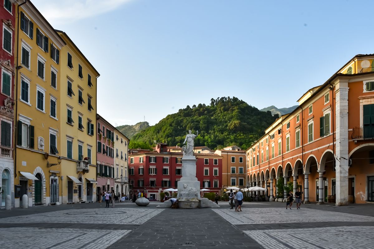 La città del marmo bianco: qui le montagne sembrano innevate anche in piena estate