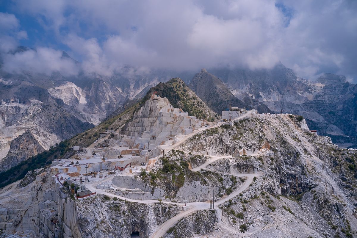 La città del marmo bianco: qui le montagne sembrano innevate anche in piena estate