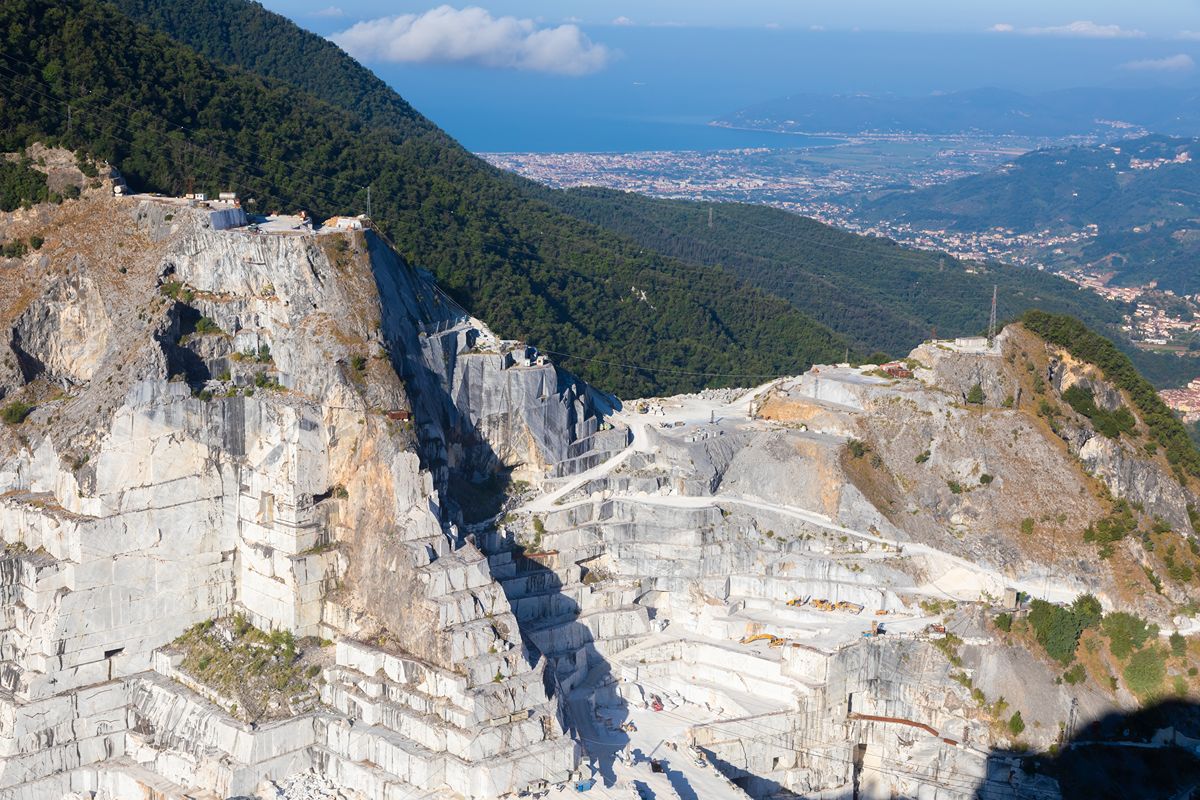 La città del marmo bianco: qui le montagne sembrano innevate anche in piena estate