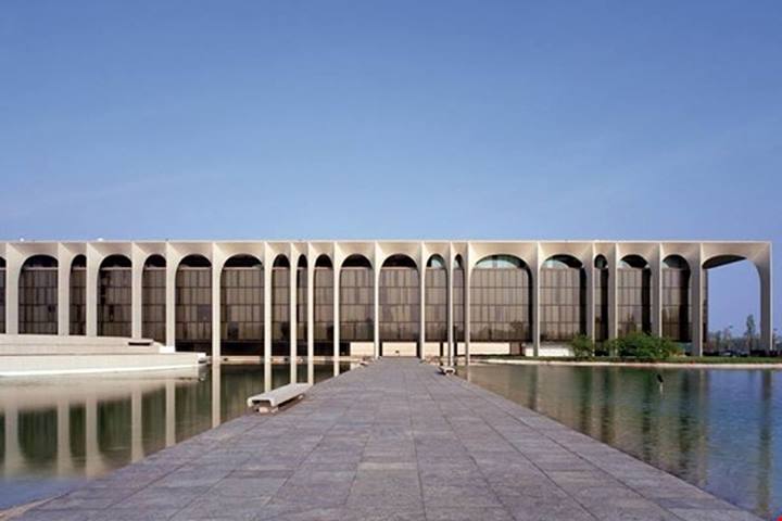 Alle porte di Milano c'è la prima opera italiana di Niemeyer, ed è un vero capolavoro del '900