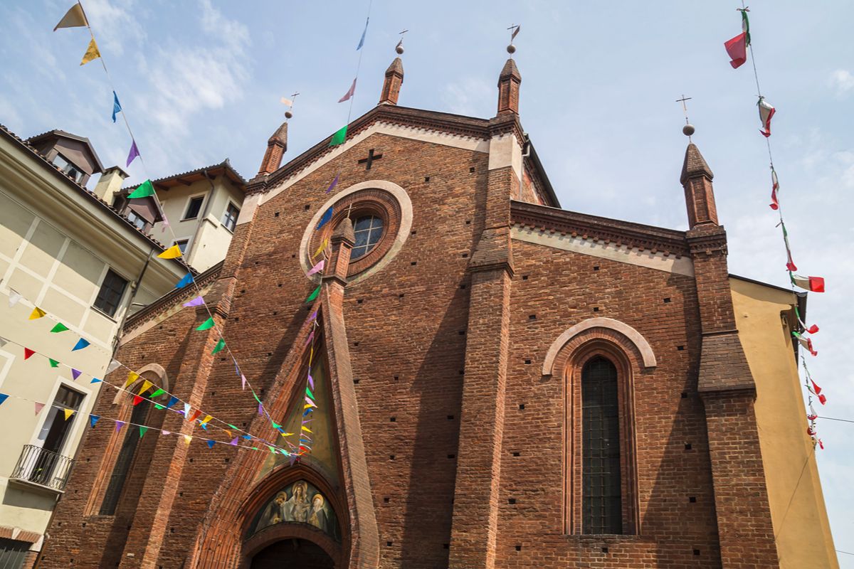 Costruita nel '300 e ignorata da molti, a Torino c'è una chiesa gotica dove ogni centimetro è coperto da affreschi