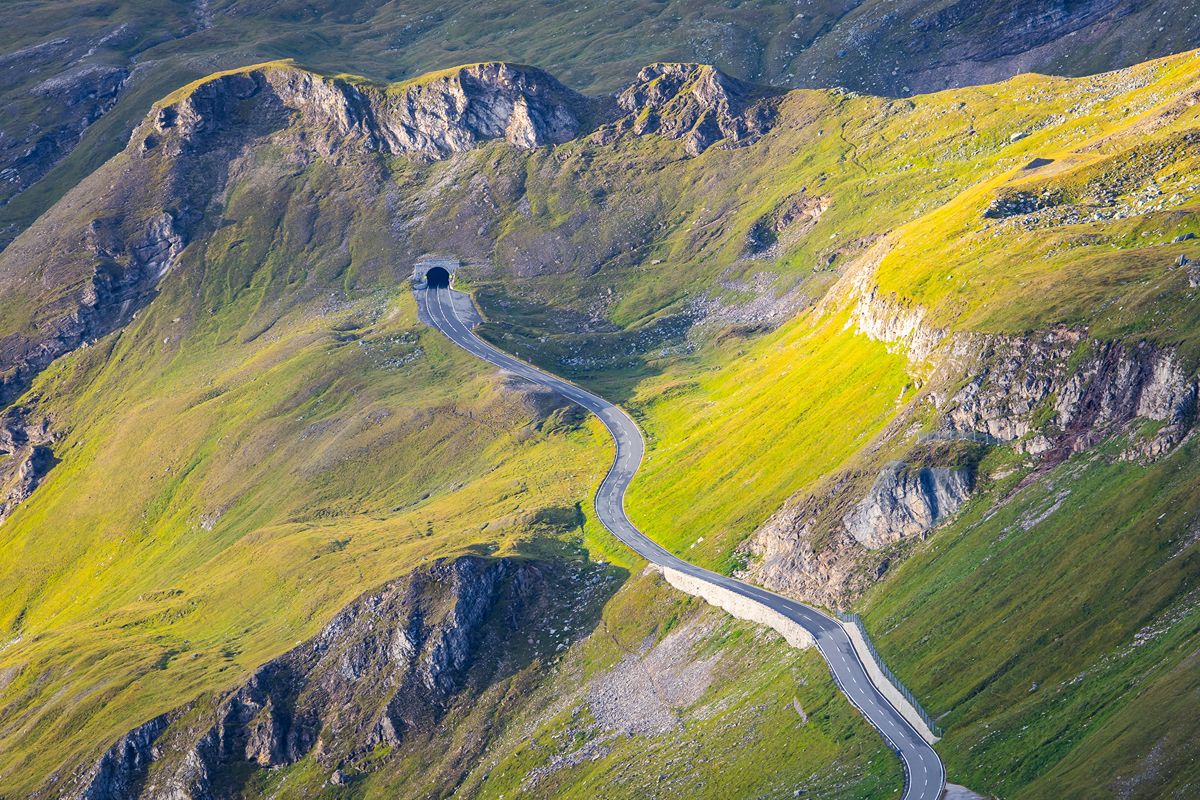 Ci vogliono quasi 50 euro per percorrerla, eppure questa strada è un'attrazione per cui arrivano da tutta Europa