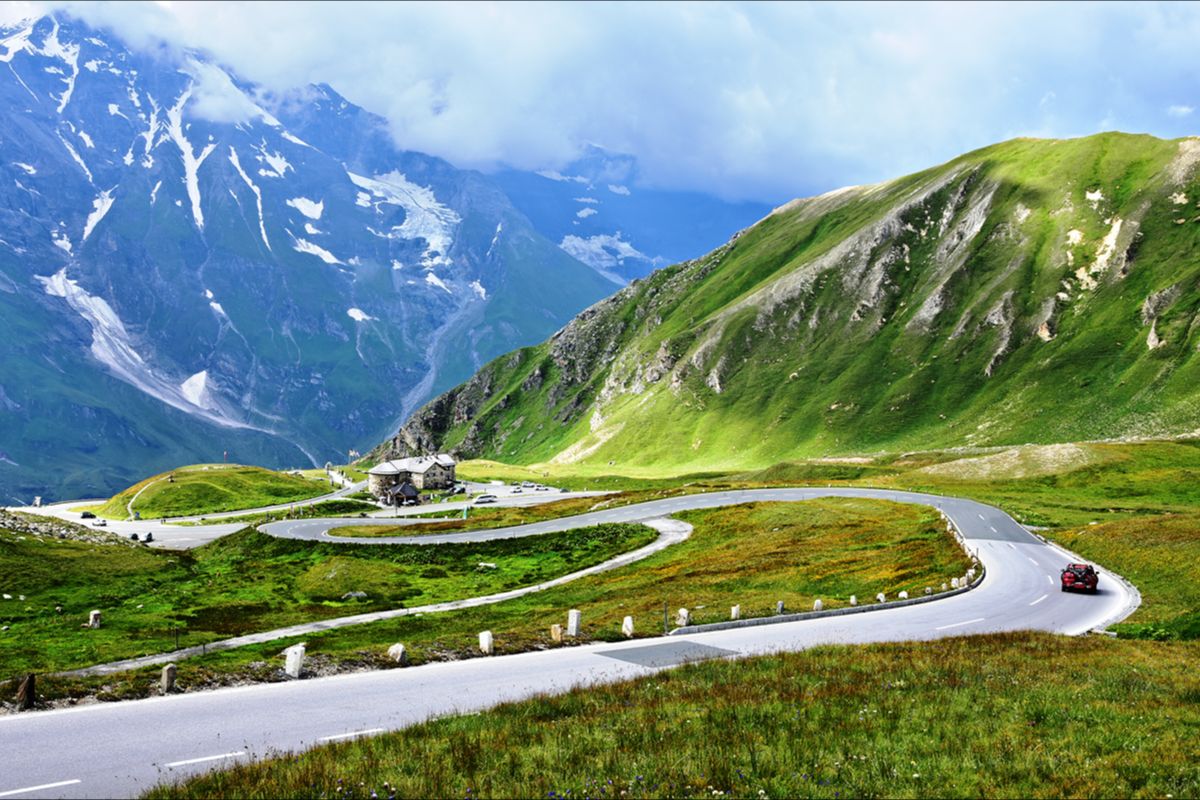 Ci vogliono quasi 50 euro per percorrerla, eppure questa strada è un'attrazione per cui arrivano da tutta Europa