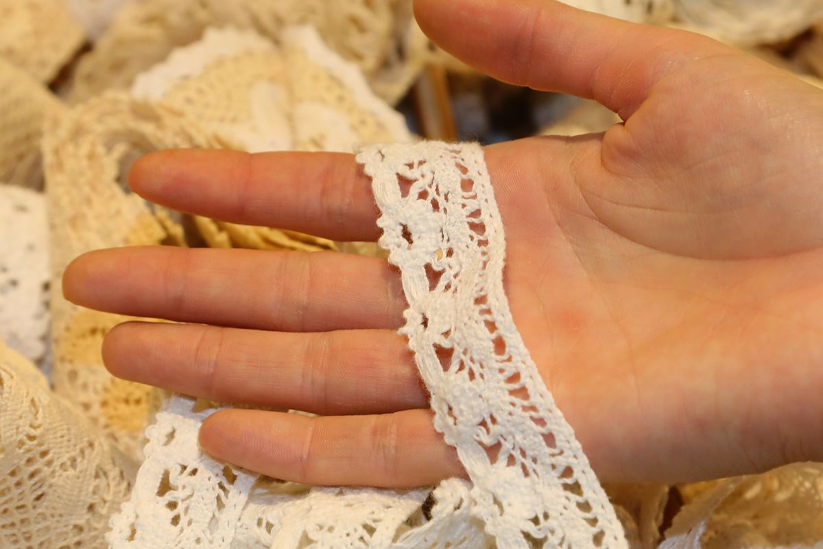 Il comune del merletto: fili sottili, mani esperte e una tradizione nata sull’acqua