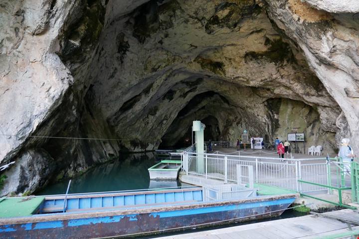 In Campania ci sono le uniche grotte in Italia dove navigare lungo un fiume sotterraneo
