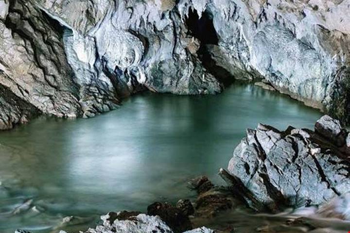 In Campania ci sono le uniche grotte in Italia dove navigare lungo un fiume sotterraneo