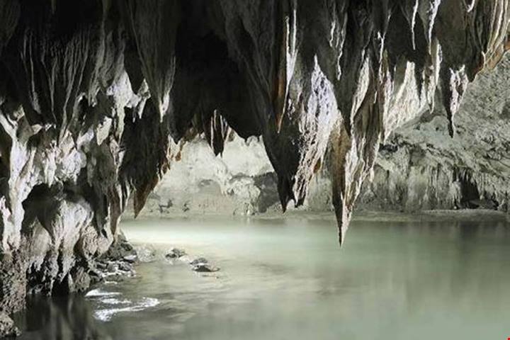 In Campania ci sono le uniche grotte in Italia dove navigare lungo un fiume sotterraneo
