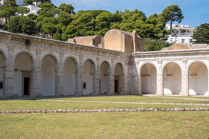 Costruita nel '300 e affacciata sui Faraglioni: è l'edificio storico più antico dell'isola di Capri