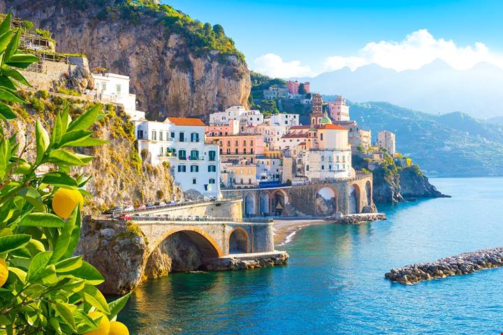 La strada sospesa tra cielo e mare: curve, limoni e panorami lungo una delle coste più amate