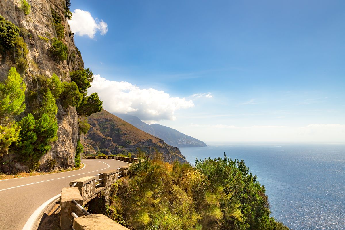 La strada sospesa tra cielo e mare: curve, limoni e panorami lungo una delle coste più amate
