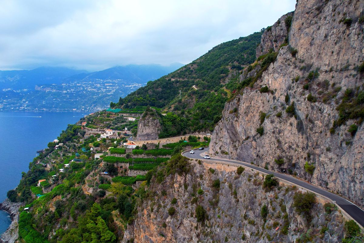La strada sospesa tra cielo e mare: curve, limoni e panorami lungo una delle coste più amate