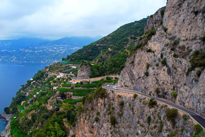 La strada sospesa tra cielo e mare: curve, limoni e panorami lungo una delle coste più amate