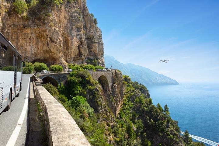 La strada sospesa tra cielo e mare: curve, limoni e panorami lungo una delle coste più amate