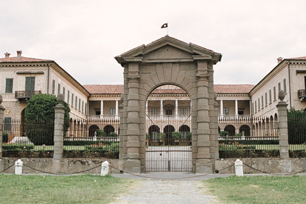 La capitale monumentale della Franciacorta è la villa che dal '600 domina vigneti e borghi della Lombardia