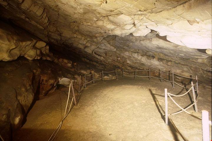 Scoperta 80 anni fa e ancora oggi misteriosa, questa grotta è la sorpresa di un'isola amatissima dai turisti
