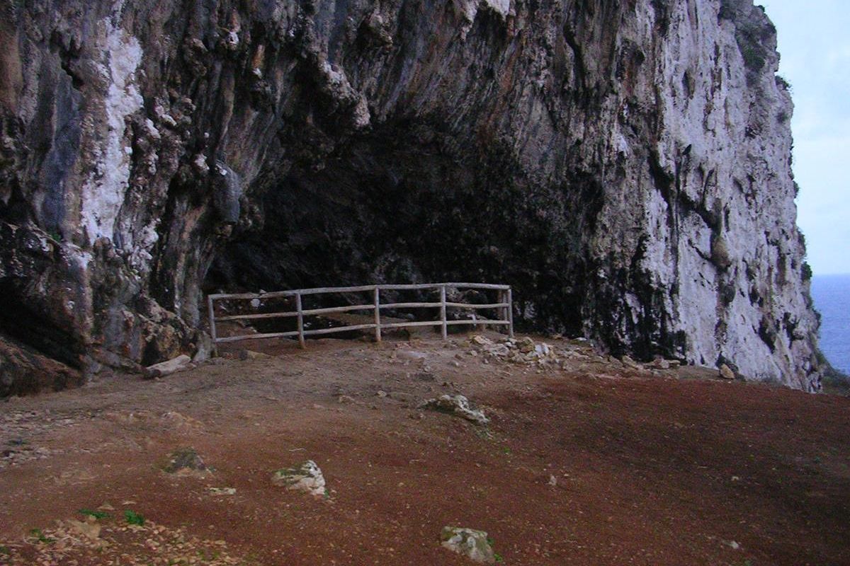 Scoperta 80 anni fa e ancora oggi misteriosa, questa grotta è la sorpresa di un'isola amatissima dai turisti