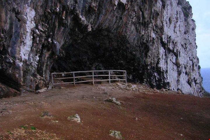 Scoperta 80 anni fa e ancora oggi misteriosa, questa grotta è la sorpresa di un'isola amatissima dai turisti
