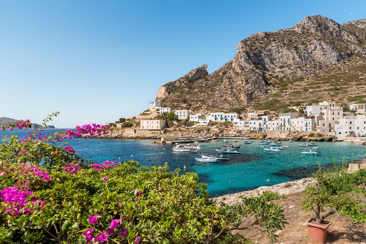 Scoperta 80 anni fa e ancora oggi misteriosa, questa grotta è la sorpresa di un'isola amatissima dai turisti