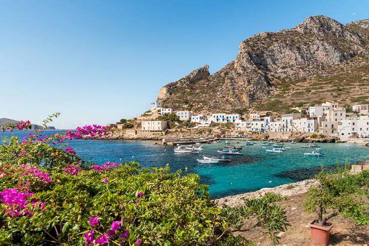 Scoperta 80 anni fa e ancora oggi misteriosa, questa grotta è la sorpresa di un'isola amatissima dai turisti