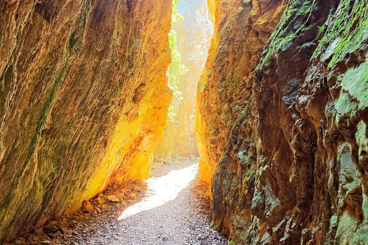 Piemonte, il canyon che nasconde le cave di alabastro dai paesaggi artistici e straordinari