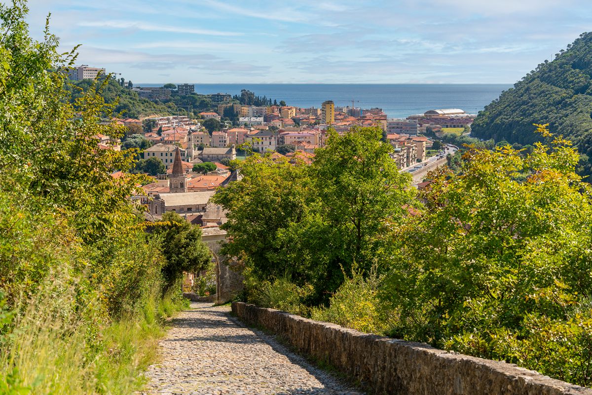 Liguria, uno dei borghi più belli d'Italia dove le mura medievali racchiudono storie, arte e passeggiate d'autore