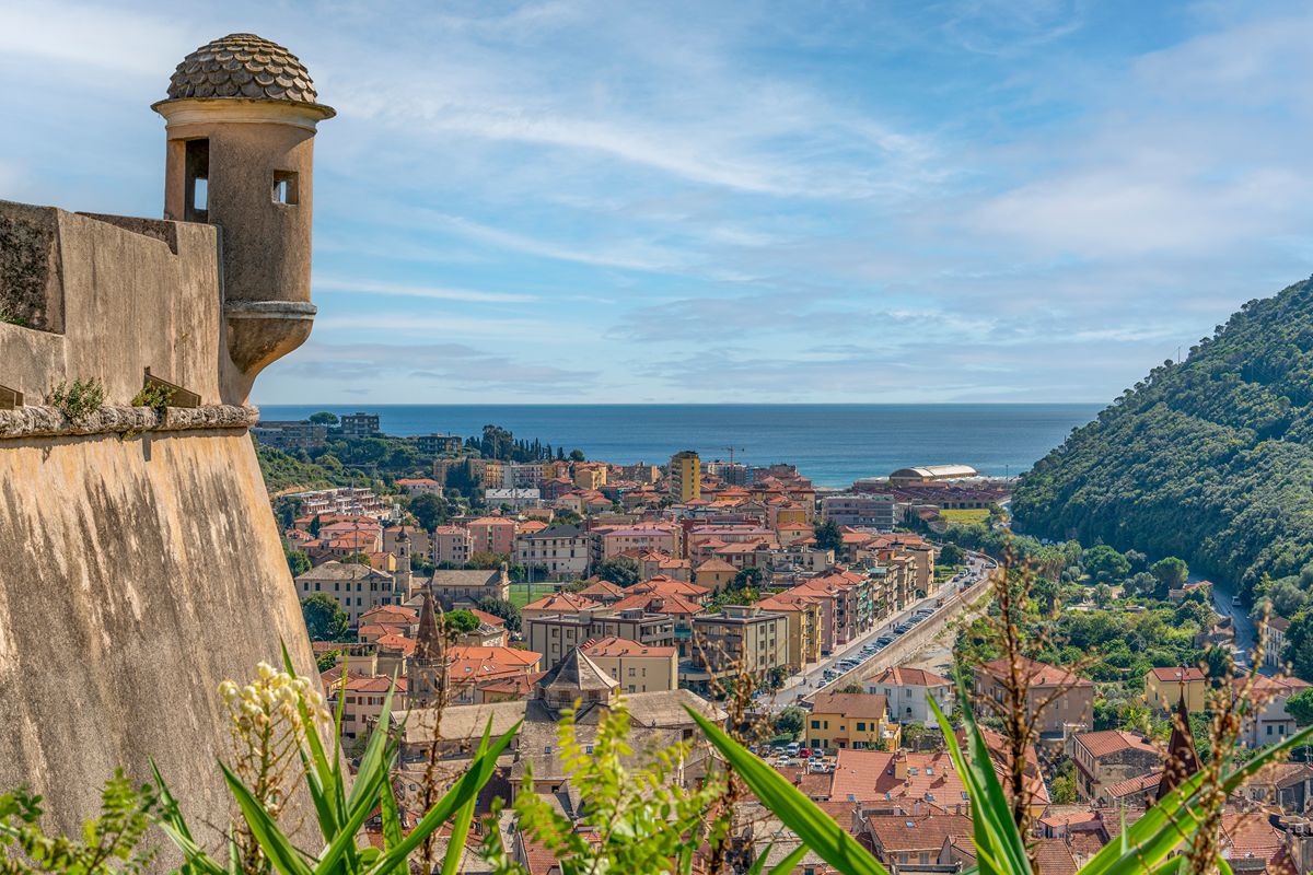 Liguria, uno dei borghi più belli d'Italia dove le mura medievali racchiudono storie, arte e passeggiate d'autore