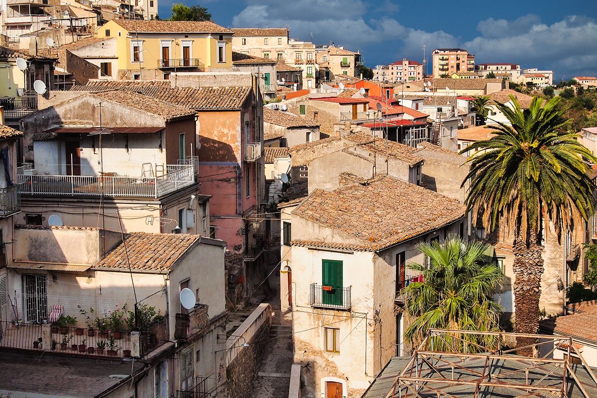 La città della liquirizia: radici, fabbriche storiche e sapori forti nel cuore della Calabria
