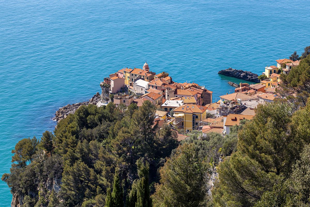 Il paese sul mare dove ogni vicolo porta a una terrazza: la Liguria più lenta e luminosa