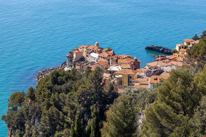 Il paese sul mare dove ogni vicolo porta a una terrazza: la Liguria più lenta e luminosa