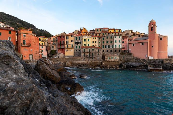 Il paese sul mare dove ogni vicolo porta a una terrazza: la Liguria più lenta e luminosa