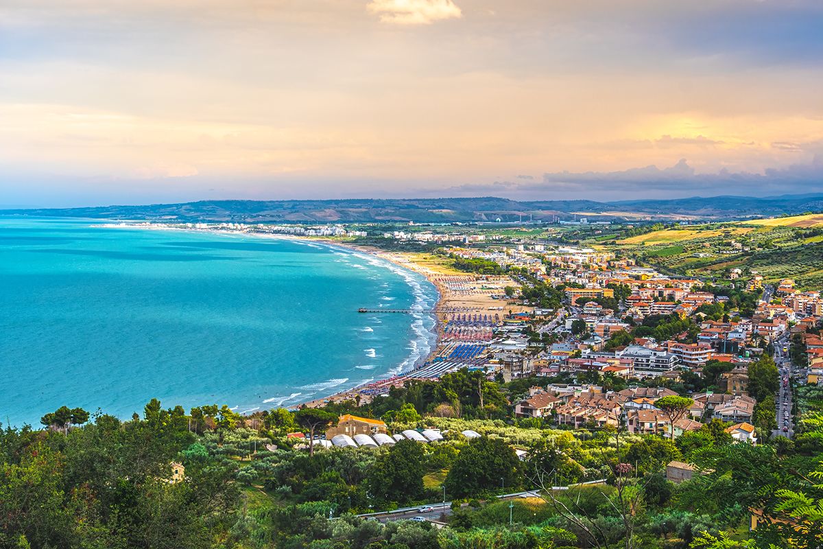 Dune di sabbia, acque limpide e i famosi trabocchi: la meravigliosa perla della costa abruzzese