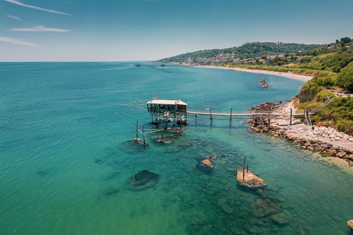 Dune di sabbia, acque limpide e i famosi trabocchi: la meravigliosa perla della costa abruzzese