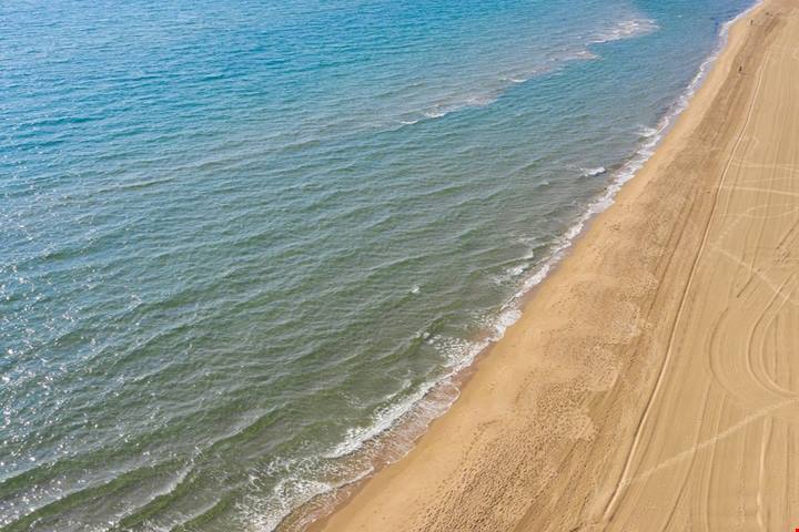 Le ultime giornate di mare a settembre passale qui: è la spiaggia preferita di Francesco Totti