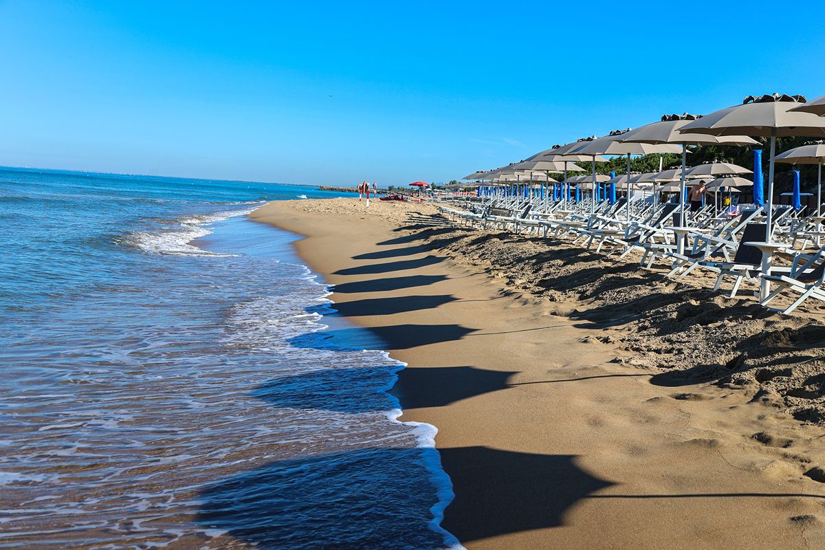 Le ultime giornate di mare a settembre passale qui: è la spiaggia preferita di Francesco Totti