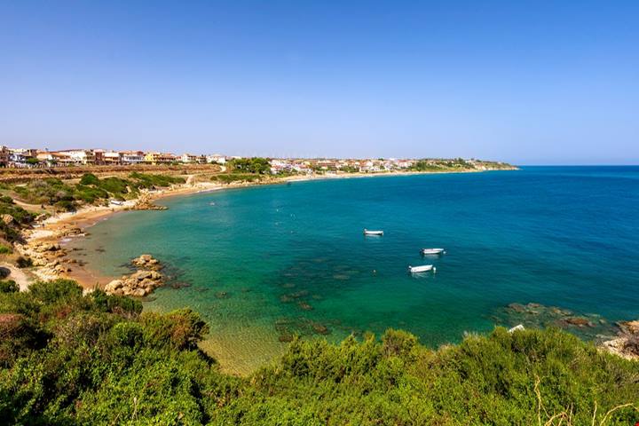 Il castello circondato dal mare più bello della regione dove trascorrere una vacanza di mare a fine stagione