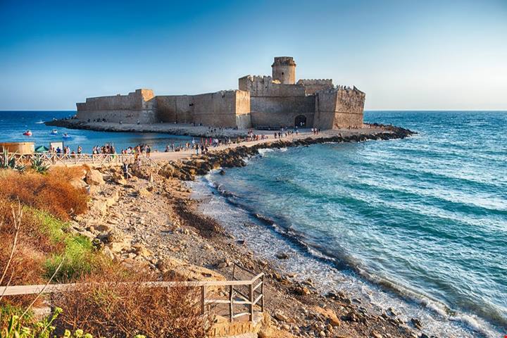 Il castello circondato dal mare più bello della regione dove trascorrere una vacanza di mare a fine stagione