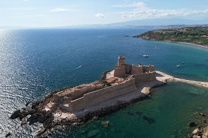Il castello circondato dal mare più bello della regione dove trascorrere una vacanza di mare a fine stagione