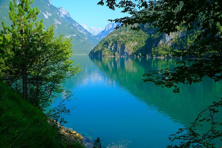 Non è la Norvegia: questo fiordo italiano si nasconde tra montagne, acqua verde e borghi silenziosi